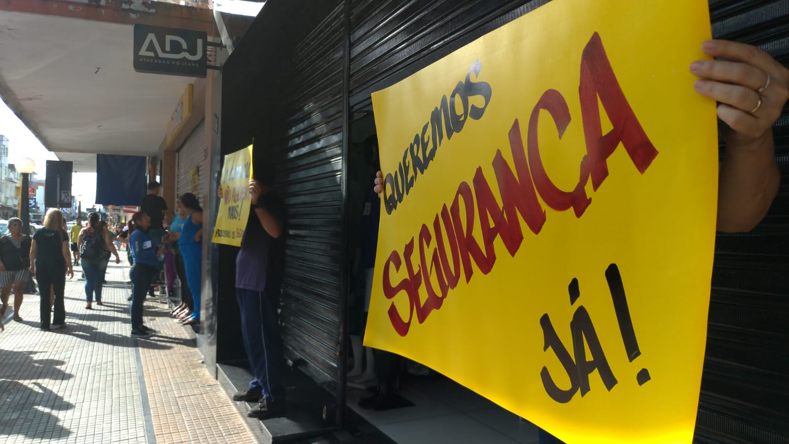 Imagem do comércio de Campina Grande (Paraíba) que fechou as portas em protesto por onda de crimes